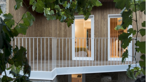 Reconstrución de vivienda en Saa (Ourense) con pino galego termotratado. MOL Arquitectura / Foto: Héctor Santos-Díez